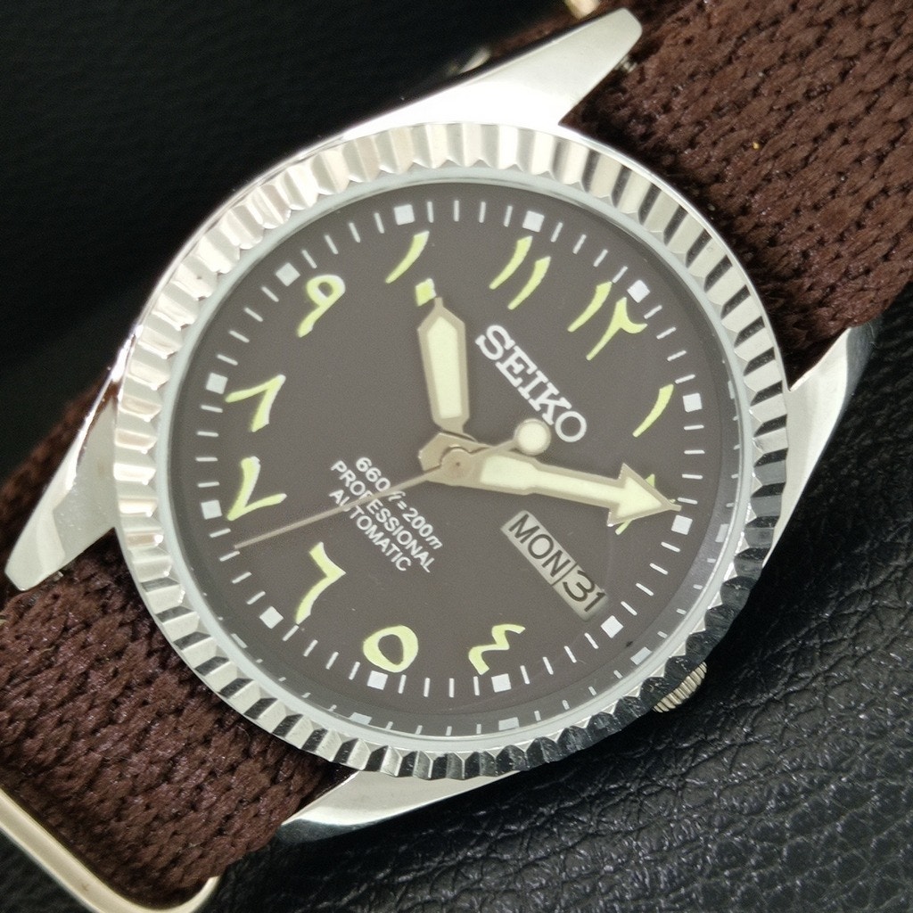 Vintage 1977 Seiko Automatic Mens Silver Watch WDaydate  Green Accents